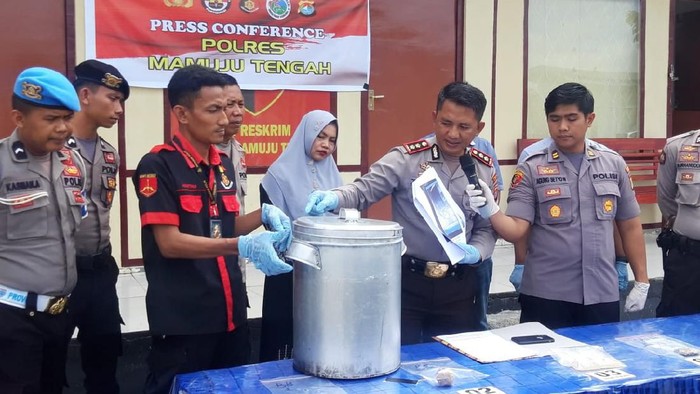 Penjual bakso diperiksa karena diduga menyajikan menu bakso disertai daging tikus (dok. Polres Mateng)