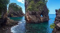 Sabang, kota di Pulau Weh ini mempunyai banyak sekali objek wisata bahari yang pesonanya sangat memikat, di antaranya Pantai Iboih. Pantai ini punya ombak yang tenang yang dapat menenangkan pikiran dari padatnya rutinitas (Foto: Dok. RedDoorz)