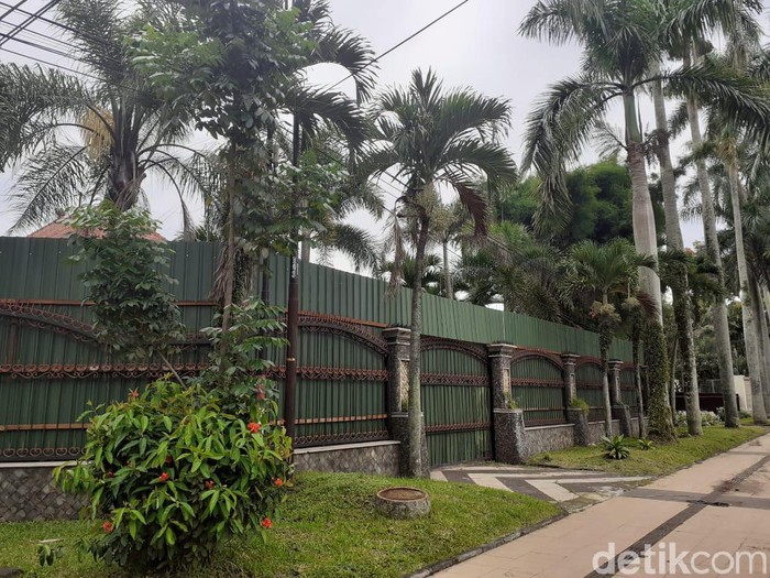 Tim Ahli Cagar Budaya (TACB) dikejutkan upaya perubahan wajah rumah di Jalan Ijen 45, Kota Malang. Padahal, usulan mengubah bentuk hunian sudah beberapa kali ditolak karena rumah tersebut masuk kawasan heritage Ijen Boulevard.