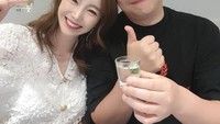 Bersama dengan teman prianya, Ssoyoung memperlihatkan kedekatan mereka ketika menikmati segelas kecil soju. Foto: Instagram @ssoyoung6497
