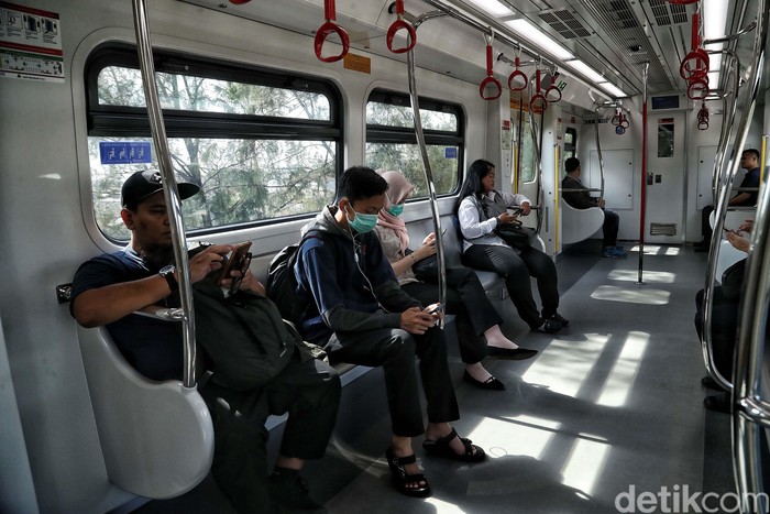 2 WNI Positif Corona, LRT Jakarta Tetap Normal 2 WNI dinyatakan positif corona. Namun transportasi umum LRT Jakarta tetap berjalan normal.