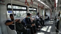 Sejumlah penumpang menaiki transportasi umum LRT Jakarta di kawasan Stasiun Velodrome, Jakarta, Selasa (3/2).