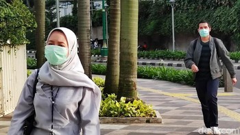 Masyarakat tampak beraktifitas seperti biasanya hanya saja menggunakan masker.
