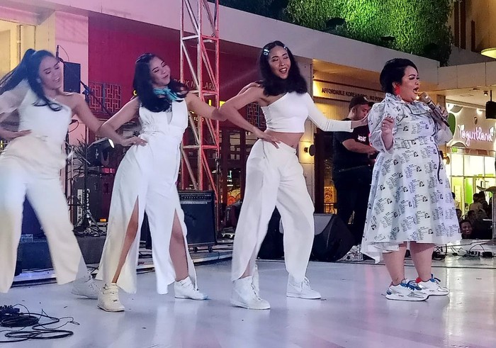 Sinyorita Esperanza, komedian sekaligus penyiar radio Gen 98,7 Fm mengeluarkan single perdananya, berjudul KTP (Kamu Tukang PHP).