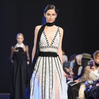 Elie Saab menampilkan koleksi busana musim gugur di Paris Fashion Week 2020, Paris, Prancis, Sabtu [29/2/2020]. Photo by Pascal Le Segretain/Getty Images.