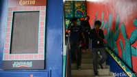 Tidak hanya restoran, petugas juga memeriksa kesehatan para karyawan.