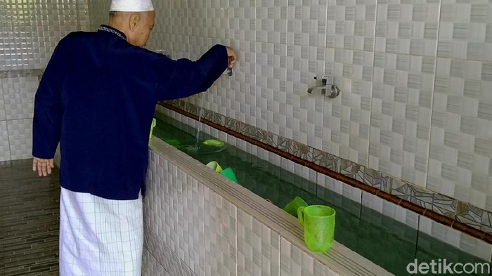 Air berwarna hijau terang misterius mengalir di kran masjid Kabupaten Pekalongan, Selasa (3/3/2020).