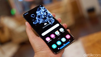 Punya dimensi 166.9 x 76 x 8.8 mm dengan bobot 200 gram. Kendati cukup besar, ponsel ini tetap nyaman digenggam. Foto: Adi Fida Rahman/detikINET