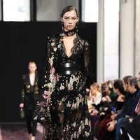 Elie Saab menampilkan koleksi busana musim gugur di Paris Fashion Week 2020, Paris, Prancis, Sabtu [29/2/2020]. Photo by Pascal Le Segretain/Getty Images.