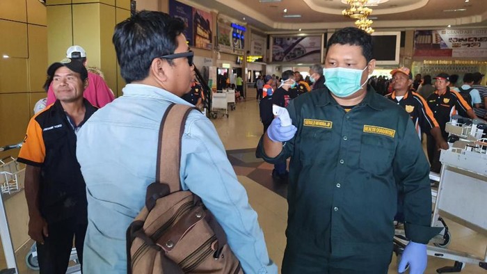 Petugas Bandara Sentani, Papua, melakukan pemeriksaan suhu tubuh kepada penumpang. Hal itu terkait antisipasi menyebarnya virus Corona Covid-19.