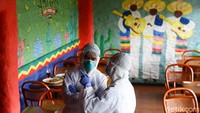 Petugas dari Dinkes DKI Jakarta juga mengenakan masker N95, kacamata khusus, serta sarung tangan karet berwarna biru.