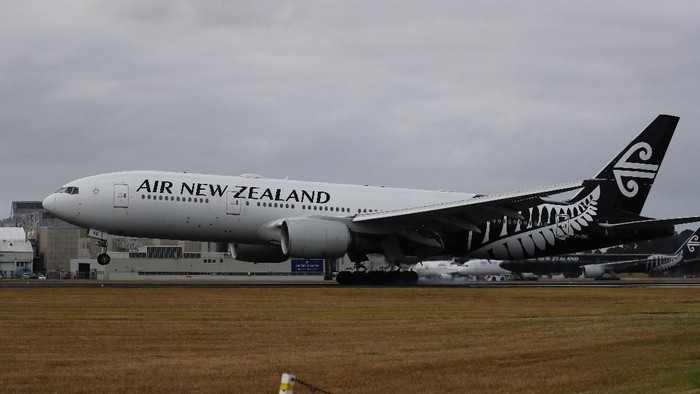 AUCKLAND, NEW ZEALAND - FEBRUARY 05: Air New Zealand flight NZ1942 touches down at Auckland International Airport after departing from Wuhan, China on February 5, 2020 in Auckland, New Zealand. Flight NZ1962 departed Wuhan on Wednesday carrying 198 passengers, including five pilots, 11 cabin crew, and medical engineering staff. The majority of passengers New Zealand or Pacific Island nationals and will be quarantined for 14 days at Whangaparaoa military base, just north of Auckland, while the 35 Australian passengers will be transferred directly from Auckland to Christmas Island for quarantine. The death toll from coronavirus in China has now passed 490, while there are now more than 24,000 confirmed cases on the mainland. There are no confirmed cases of the virus in New Zealand, while Australia today confirmed a 13th case. (Photo by Dean Purcell-Pool/Getty Images)