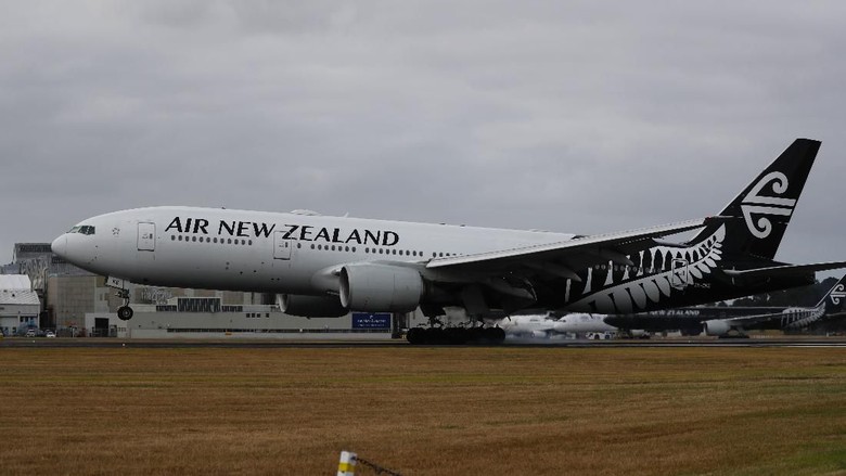 Air New Zealand AUCKLAND, NEW ZEALAND - FEBRUARY 05: Air New Zealand flight NZ1942 touches down at Auckland International Airport after departing from Wuhan, China on February 5, 2020 in Auckland, New Zealand. Flight NZ1962 departed Wuhan on Wednesday carrying 198 passengers, including five pilots, 11 cabin crew, and medical engineering staff. The majority of passengers New Zealand or Pacific Island nationals and will be quarantined for 14 days at Whangaparaoa military base, just north of Auckland, while the 35 Australian passengers will be transferred directly from Auckland to Christmas Island for quarantine. The death toll from coronavirus in China has now passed 490, while there are now more than 24,000 confirmed cases on the mainland. There are no confirmed cases of the virus in New Zealand, while Australia today confirmed a 13th case. (Photo by Dean Purcell-Pool/Getty Images)
