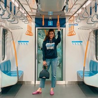 Luna Maya memilih gaya yang super simpel, hanya dengan memadukan hoodie dan jeans. Tampilan tersebut dipadukan dengan sandal mules berwarna pink. Foto: Instagram