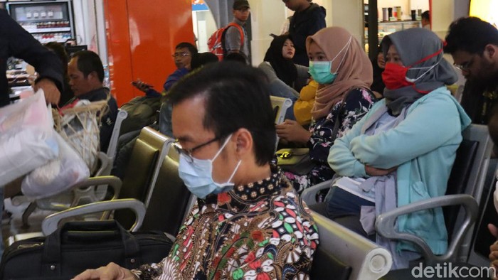 Penumpang kereta di Stasiun Bandung banyak yang mengenakan masker