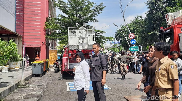 Ada asap muncul di lantai 2 Gedung Mal Pelayanan Publik Siola sekitar pukul 09.30 WIB. Wali Kota Surabaya Tri Rismaharini turut ke lokasi mengerakkan PMK.