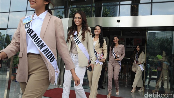 Momen Finalis Puteri Indonesia Belajar Bahaya Korupsi Para finalis Puteri Indonesia 2019 mendatangi KPK. Mereka yang berjumlah 39 orang itu akan diberikan pemahaman tentang bahaya korupsi.