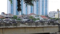 Pagar besi jembatan tersebut tampak rusak akibat banjir yang melanda wilayah Jakarta di awal tahun 2020 lalu.