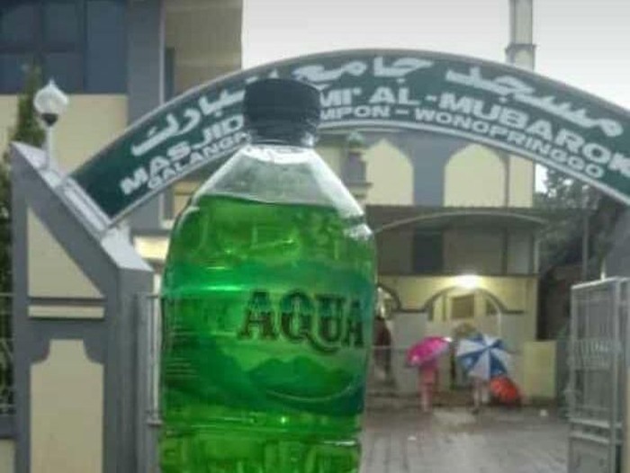 Air berwarna hijau terang misterius di masjid Kabupaten Pekalongan.