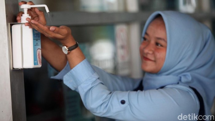 Fasilitas Antiseptik Gratis Tersedia di Halte Harmoni Fasilitas antiseptik gratis tersedia di halte TransJakarta Harmoni. Keberadaan antiseptik gratis itu sebagai salah satu upaya mencegah penyebaran virus corona.