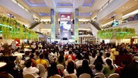 Ratusan orang sudah memadati lokasi acara sejak siang. Beginilah cara Plaza Indonesia memanjakan para pelanggan setianya. Soaring Grand Draw ini merupakan program belanja dengan sejumlah hadiah dengan hadiah utamanya Maserati.  Foto: dok. Plaza Indonesia