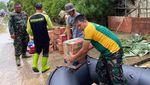 Kostrad Bantu Korban Banjir Karawang
