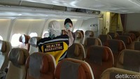 Selain penumpang, crew pesawat yakni pilot dan pramugari serta pramugari juga turut diperiksa melalui thermo gun.