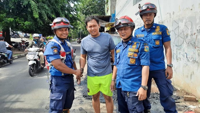 Damkar bantu cari cincin nikah warga. (Foto: Jehan/detikcom)