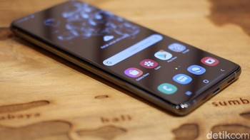 Bentangan layarnya 6,9 inch dengan resolusi QHD+ dan refresh rate 120 Hz.  Foto: Adi Fida Rahman/detikINET 