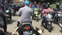 Sementara di depannya ada mobil angkutan barang yang membawa barang bawaan berlebih. 