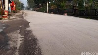 Material abu vulkanik juga menutupi jalanan di daerah tersebut. Tampak abu putih menyelimuti jalanan di sekitar Gunung Merapi.