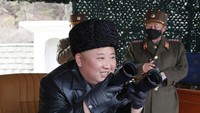 Peluncuran rudal balistik dilakukan dua hari setelah Kim Jong-Un mengawasi latihan artileri untuk menguji kesiapan tempur Korut. Korean Central News Agency/Korea News Service via AP.