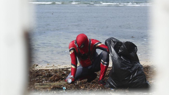 Aksi Spiderman asal Parepare membersihkan sampah berbuah hadiah umroh (Hasrul Nawir/detikcom)
