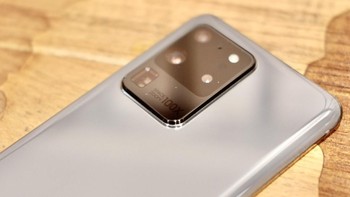 Paling bawah kamera periskop 48 MP yang menawarkan kemampuan Space Zoom 100x. Foto: Adi Fida Rahman/detikINET