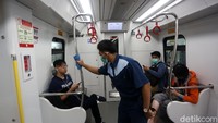 Seluruh tiang besi di area tempat duduk penumpang juga dibersihkan.