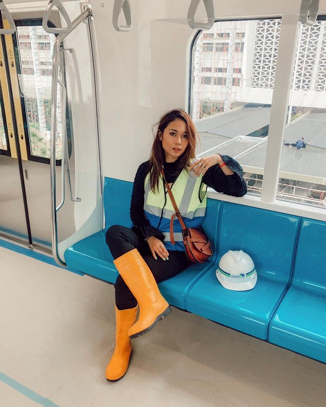 Ayla Dimitri tetap terlihat keren saat berfoto sambil menggunakan pakaian perlengkapan keselamatan. Bagaimana menurutmu? Foto: Instagram @ayladimitri