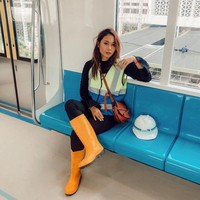 Ayla Dimitri tetap terlihat keren saat berfoto sambil menggunakan pakaian perlengkapan keselamatan. Bagaimana menurutmu? Foto: Instagram @ayladimitri