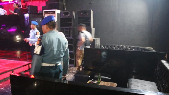 Penggerebekan di sebuah tempat hiburan malan di Serpong