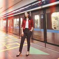 Berbeda dari aktris sebelumnya, Chelsea Islan justru memilih tampilan yang lebih formal dengan kaus putih polos, celana bahan hitam, dan outer batik. Untuk mempercantik tampilannya, Chelsea menggunakan bros kecil yang disangkutkan pada outernya. Selain itu, dirinya juga memilih menggunakan heels berwarna hitam yang semakin mempertegas tampilan formalnya. Foto: Instagram @chelseaislan