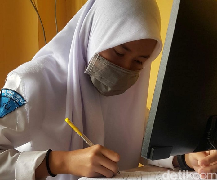 Siswa Smp Pakai Masker Png / Kamu Harus Belajar Di Rumah Pakai Sekolah