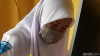 Imbauan menggunakan masker itu disampaikan para guru melalui pesan WhatsApp setelah ramainya informasi adanya pasien di RSDH yang diduga kena virus Corona.