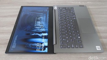 Layar memakai fitur anti-glare untuk kenyamanan mata dengan mengurangi pantulan cahaya. Engsel layar ThinkBook 14 bisa dibuka sampai 180 derajat (Fitraya Ramadhanny/detikcom)