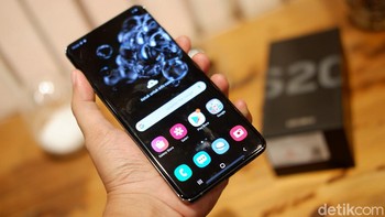 Galaxy S20 Ultra dibanderol seharga Rp 18,499 juta. Foto: Adi Fida Rahman/detikINET
