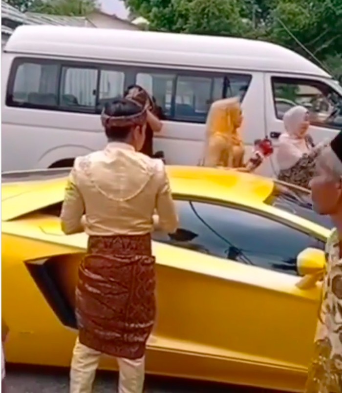 Lamborghini dipakai untuk ke acara pernikahan