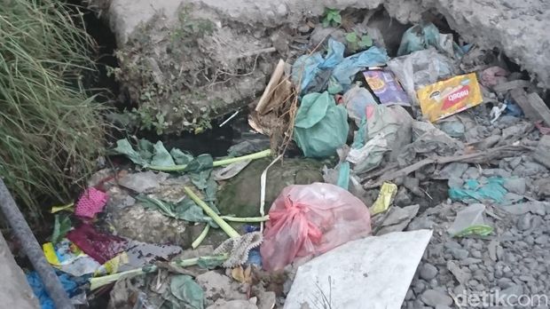 Jalan di Depan Pasar Garuda Medan Rusak Parah, Parit Penuh Sampah