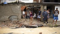 Banjir bandang tersebut juga turut masuk ke dalam rumah warga dan merusak sejumlah bagian rumah sehingga warga terpaksa mengungsi ke tempat yang lebih aman.