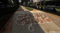 Sejumlah kendaraan melintas di samping skatepark kolong JLNT Casablanca yang jadi sasaran aksi vandalisme orang tak bertanggung jawab.