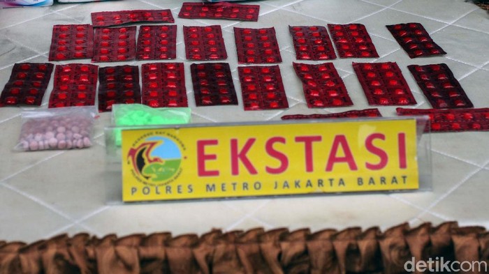 Polres Jakarta Barat memusnahkan barang bukti narkoba hasil kejahatan. Barbuk yang dimusnahkan berupa 318 Kg ganja, 12,6 Kg sabu dan pil ekstasi.