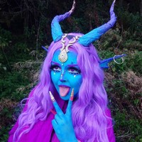 Wanita yang berprofesi sebagai seniman tato itu pun tampil dengan makeup warna-warni yang mencolok. Plus taburan glitter di sejumlah area wajahnya.  Foto: dok. Instagram