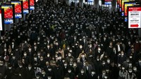 Sejumlah warga sibuk beraktivitas dengan menggunakan masker di Stasiun Shinagawa, Tokyo, Jepang, Selasa (3/3/2020) di tengah meluasnya penyebaran virus corona di berbagai negara dunia. AP Photo/Jae C. Hong.
